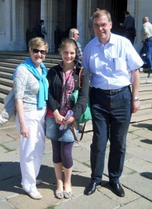 Германският Бил Гейтс в София : д-р Гуде с жена си по време на обиколката из София със Стеа Митева (11 Е).