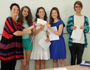 Ivailo (11e) , Denitsa, Gabriela, Maria Bogdanova (11d) gewannen den 4. Hauptpreis des "Schülerwettbewerbs zur polit. Bildung"